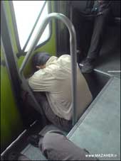 لذت از خواب روی پله های در عقبی اتوبوس